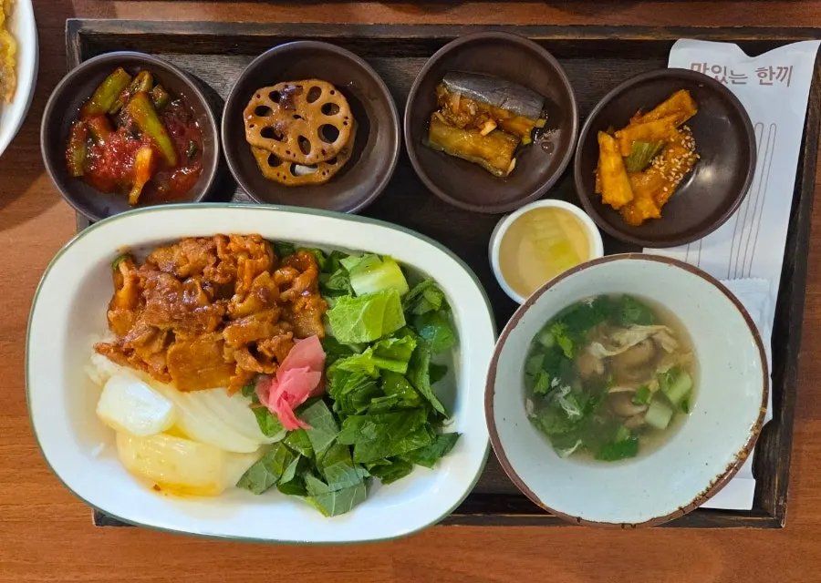 특제 소스의 구운 삼겹살 덮밥
