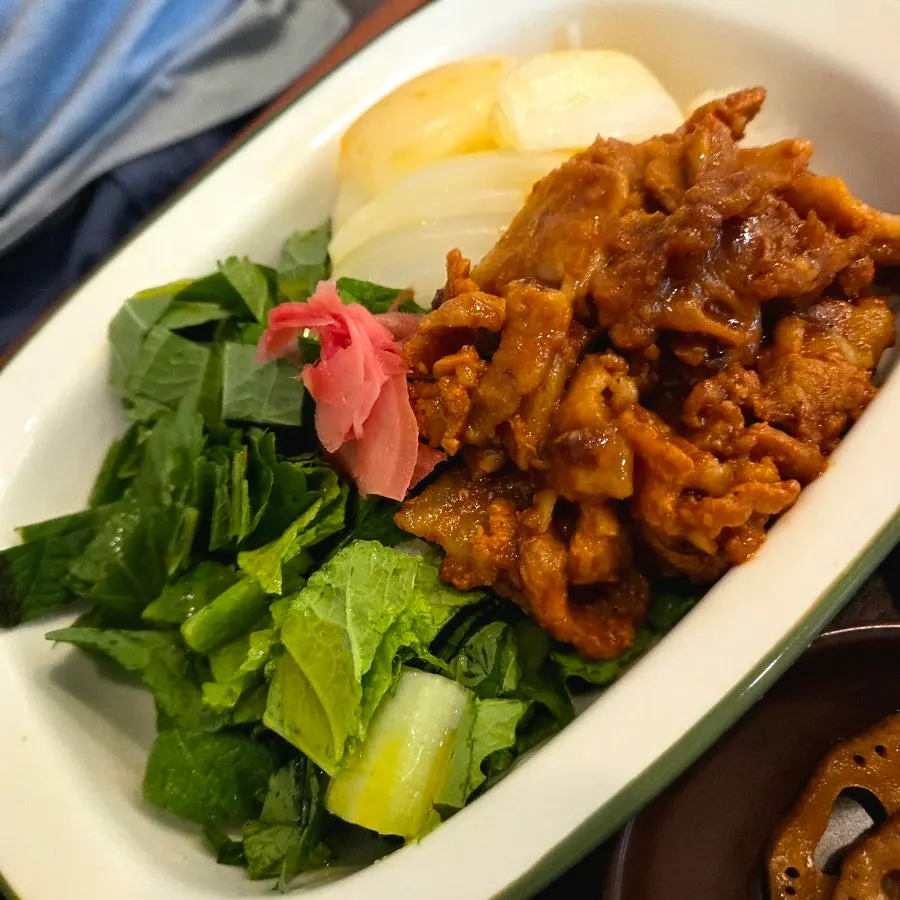 구운 양파와 깻잎을 올린 삼겹살 덮밥 클로즈업