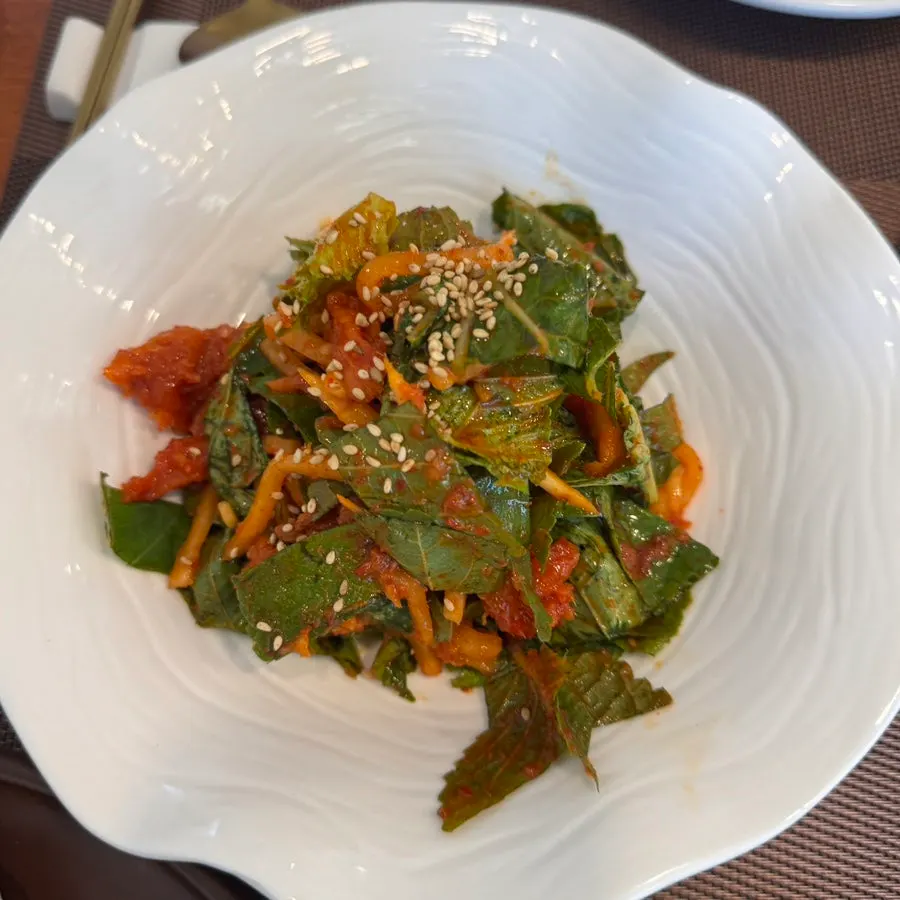 Seasoned pollock sashimi with perilla leaves and vegetables