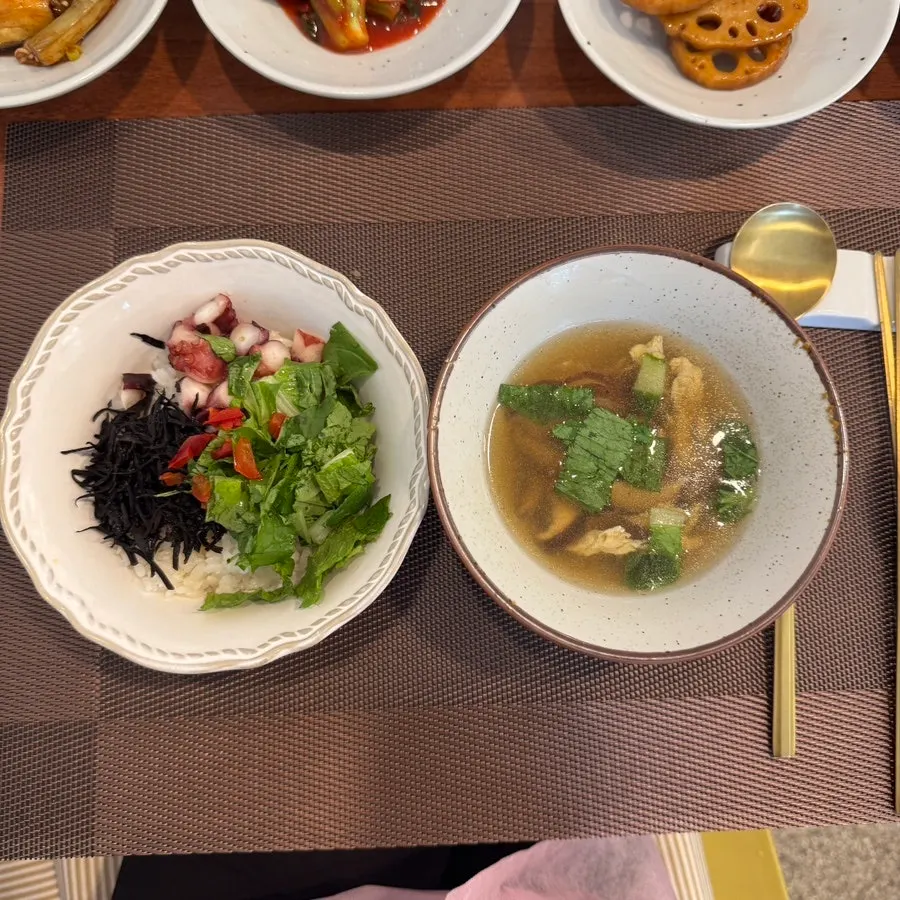 Rice topped with eoseuri herbs, seaweed, and octopus