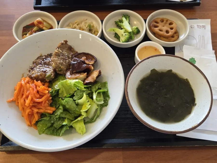 표고버섯 올린 소고기 떡갈비 덮밥 한 상 차림