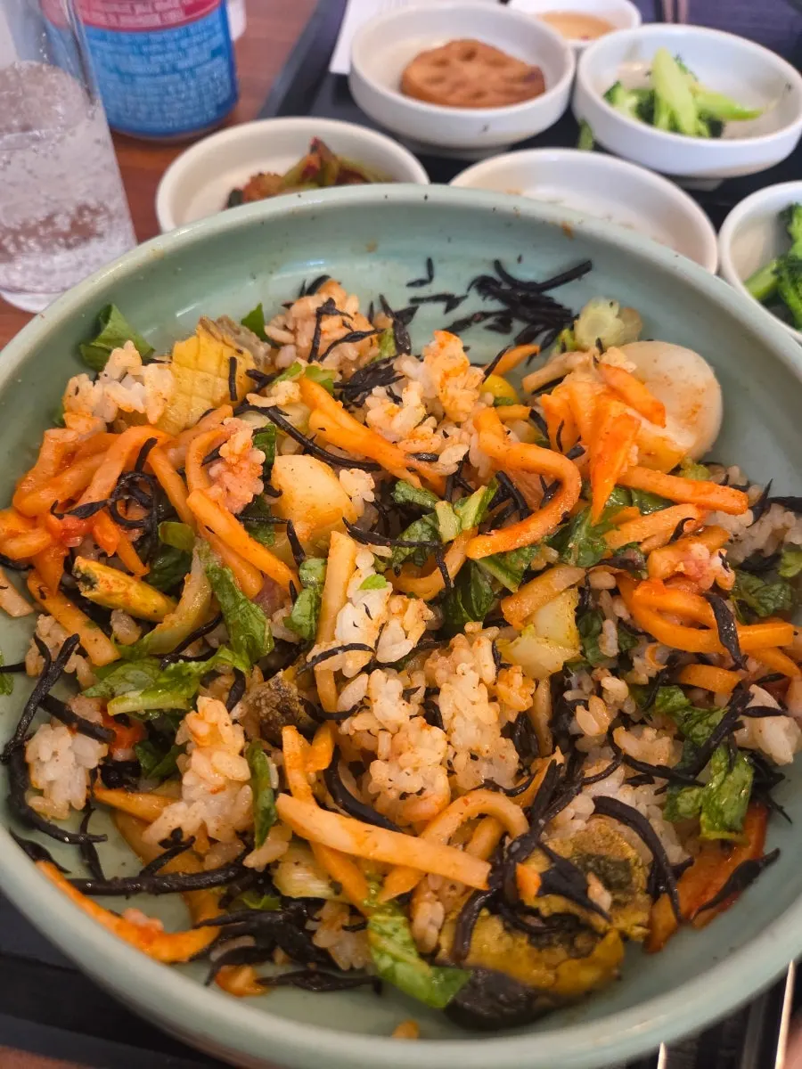 전복과 관자 올린 제주도 톳밥