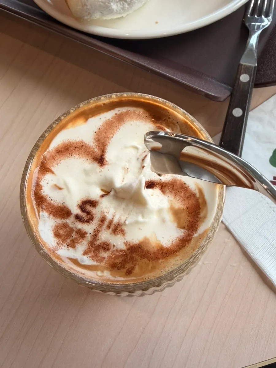 겹겹이 페스츄리 결이 보이는 에그타르트와 베이글