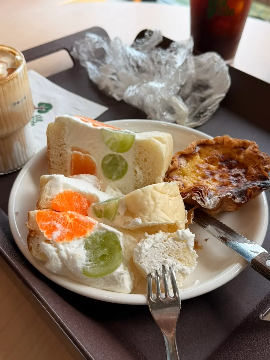 크림이 올라간 바닐라 토피넛 아인슈페너