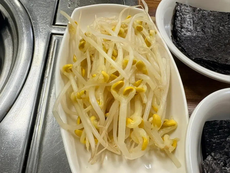 Kimchi and bean sprout side dishes