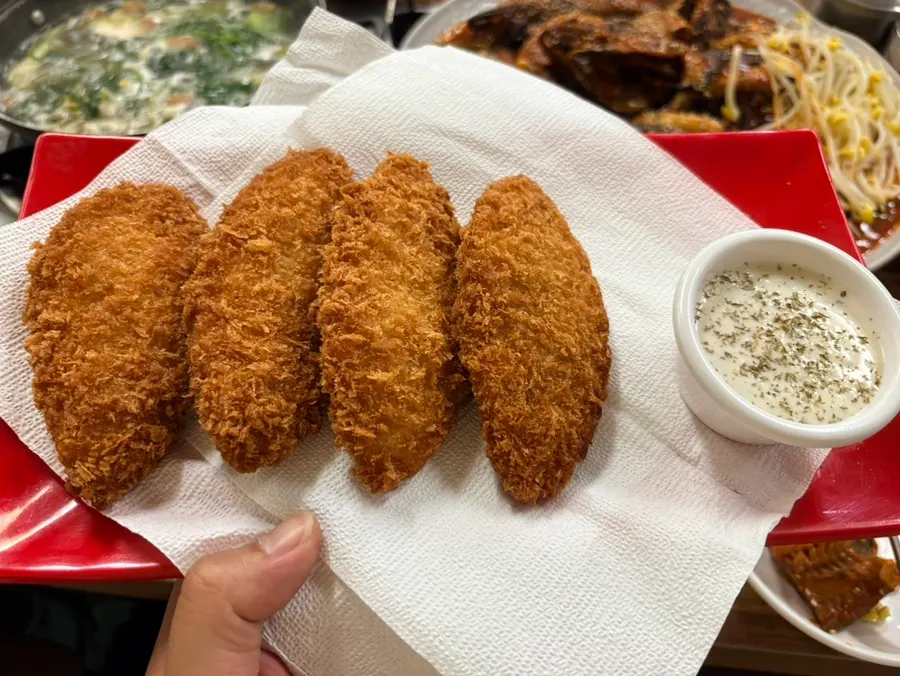 Fish cutlet served with tartar sauce