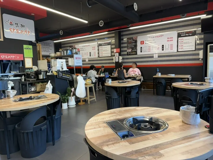 Interior table at Sottture Dakdoritang
