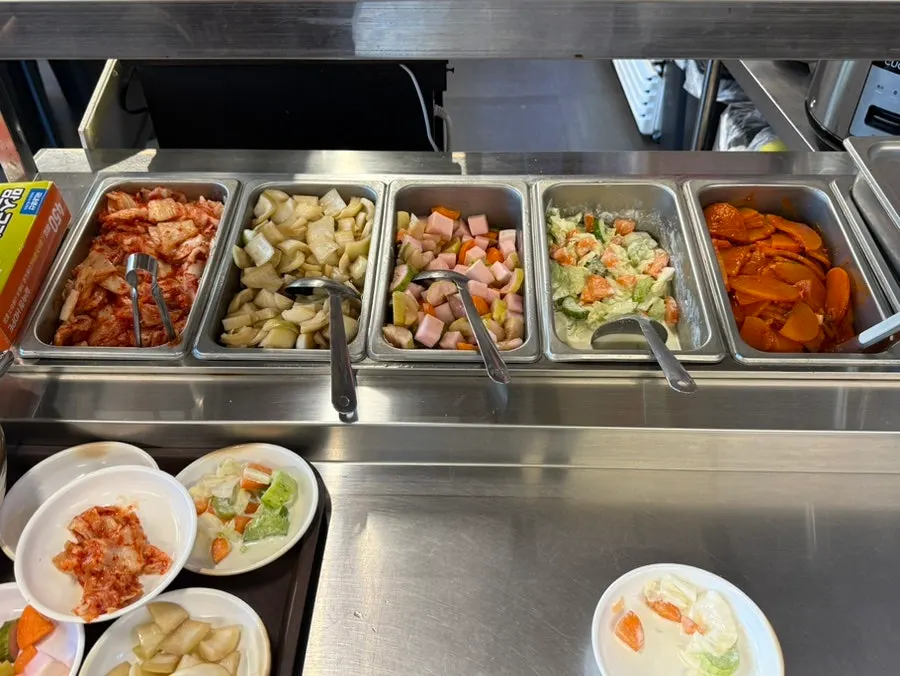 Side dishes served with the dakdoritang