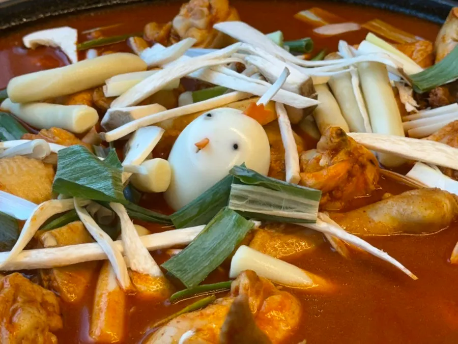 A pot of dakdoritang in sauce
