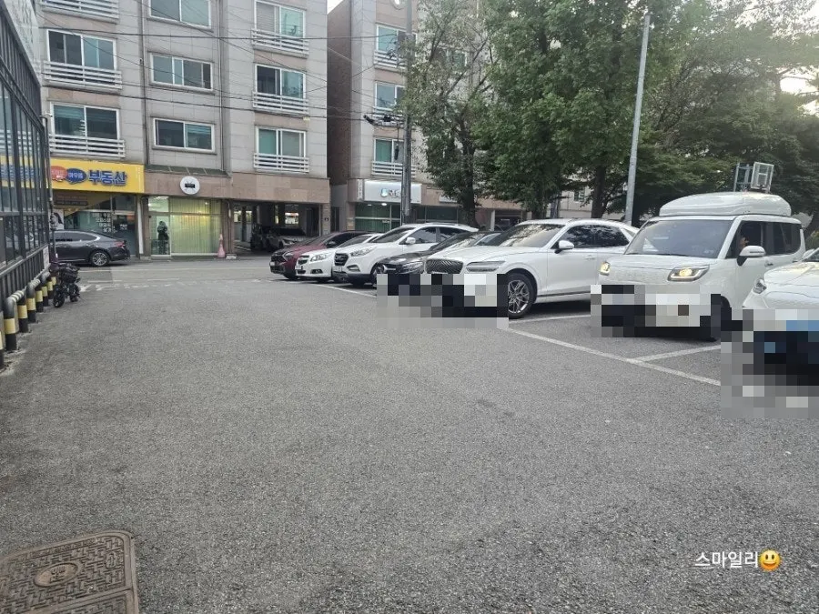 Parking area behind Sottture Dakdoritang
