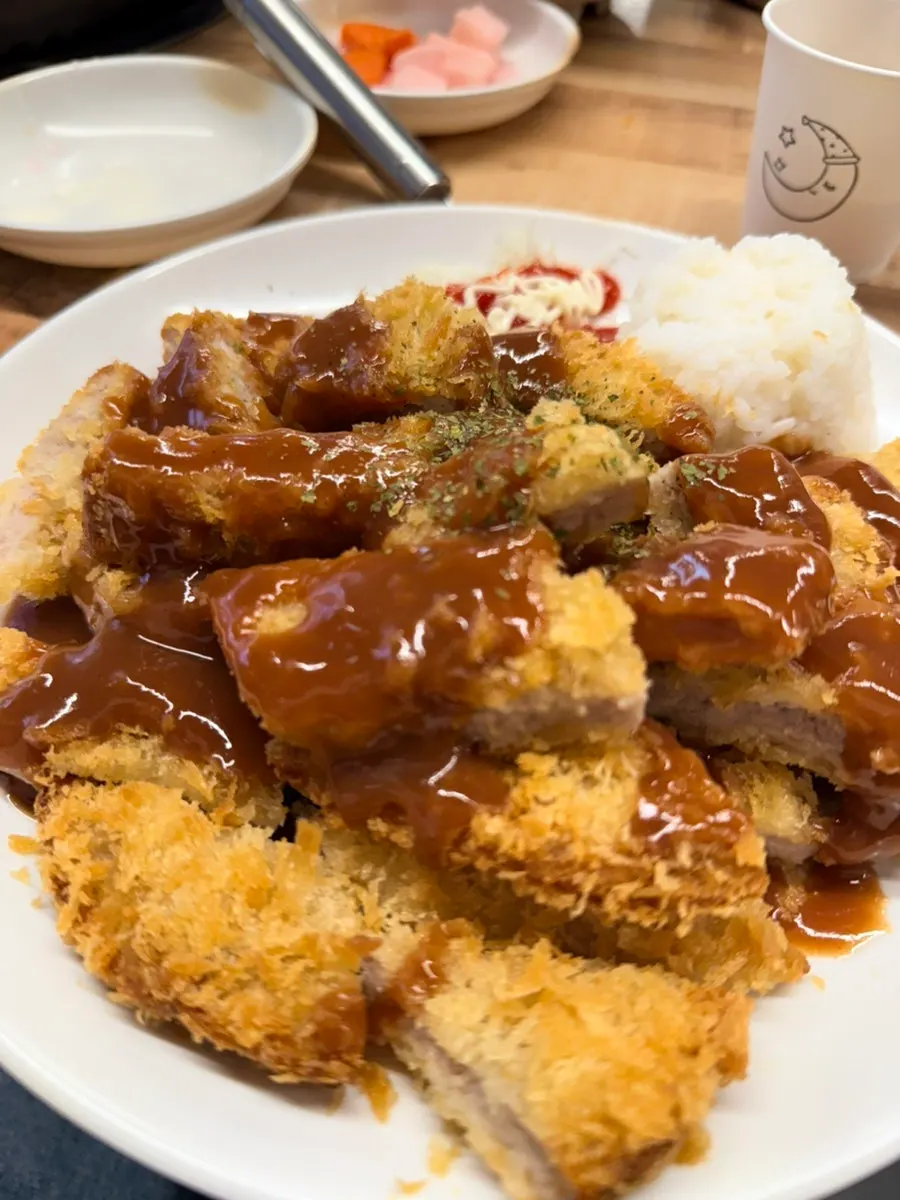 Picking up a piece of chicken from Sottture's dakdoritang