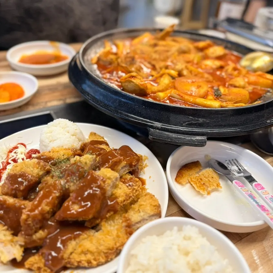Table with Sottture's dakdoritang and potato pancake together