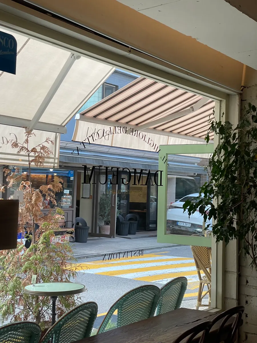 Damgeum café exterior and ice cream sign