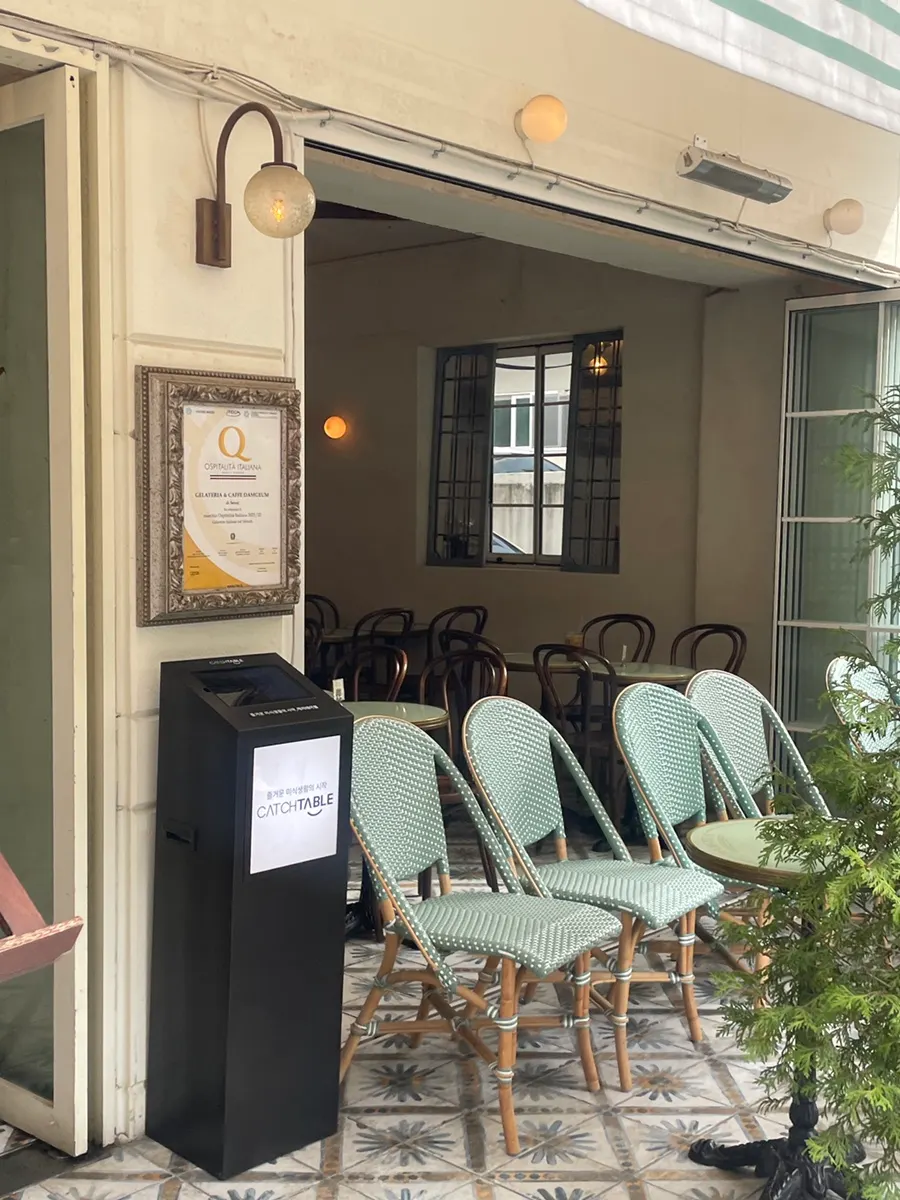 Damgeum's kiosk gelato ordering area
