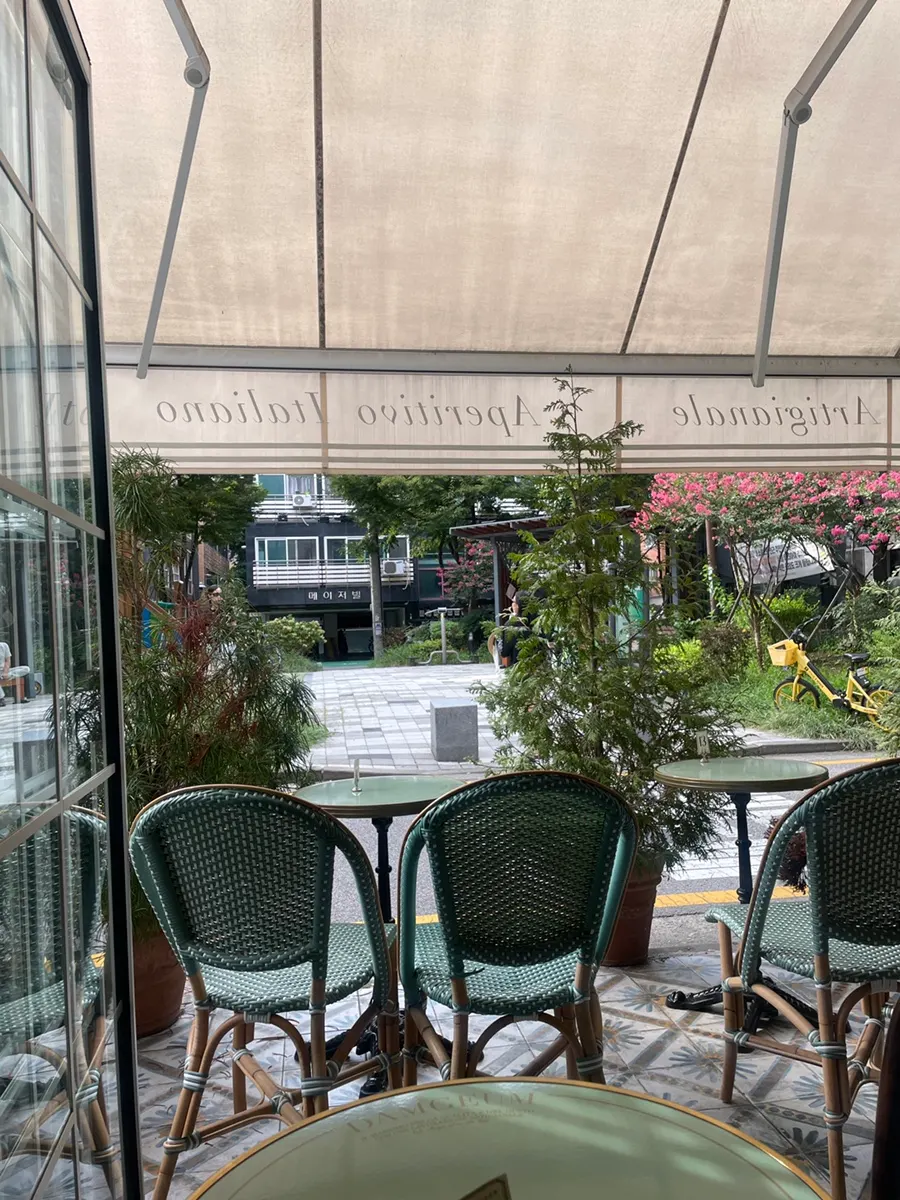 Damgeum window seating and drinks