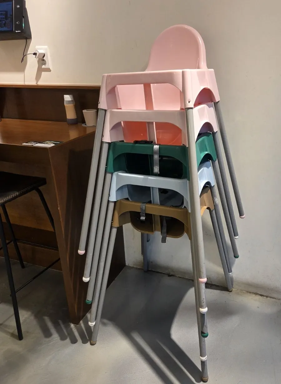 매장에 구비된 아기의자