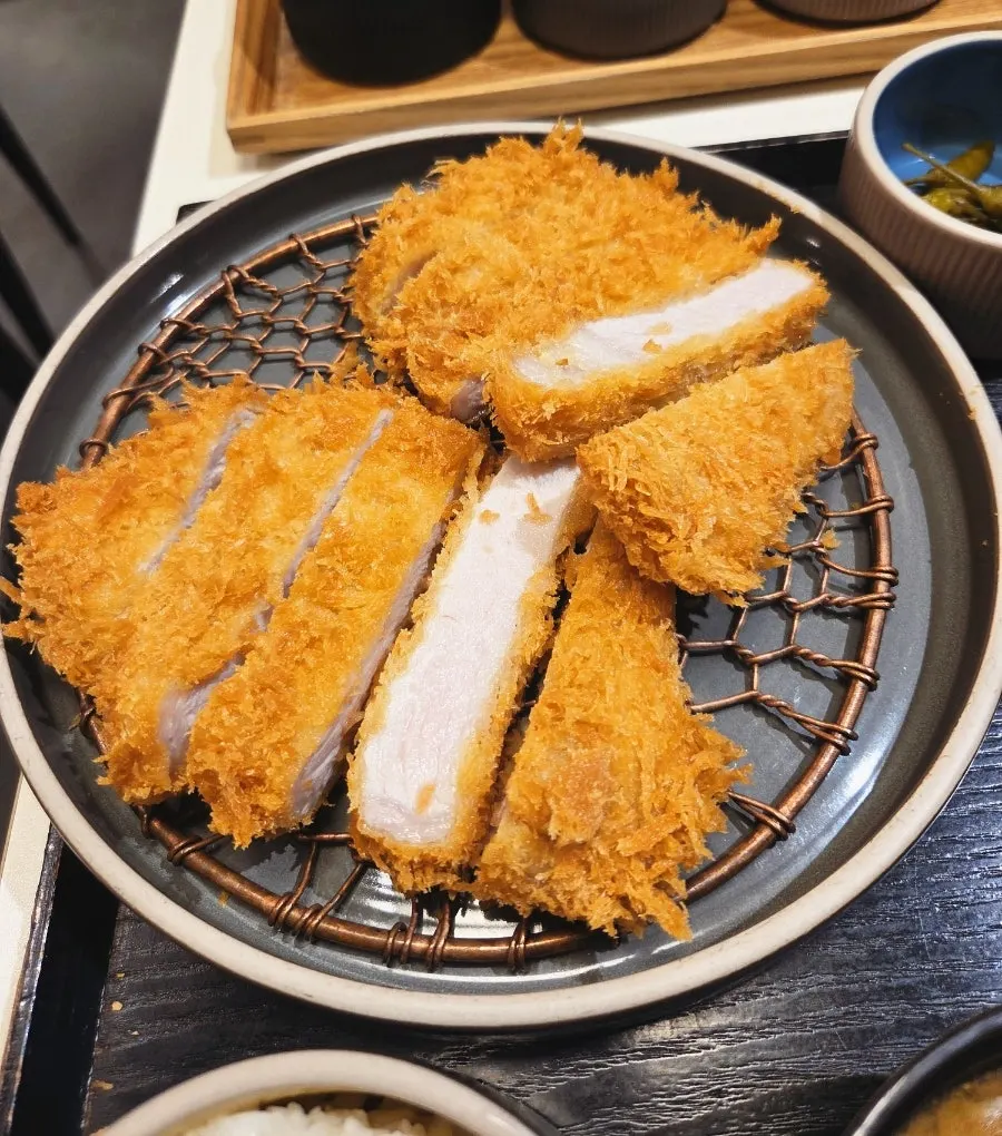 두툼하게 썰어낸 지리산 숙성 등심까스