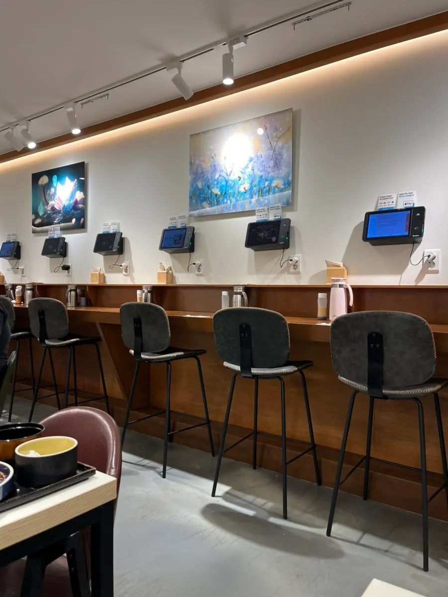 다찌석이 있는 매장 내부