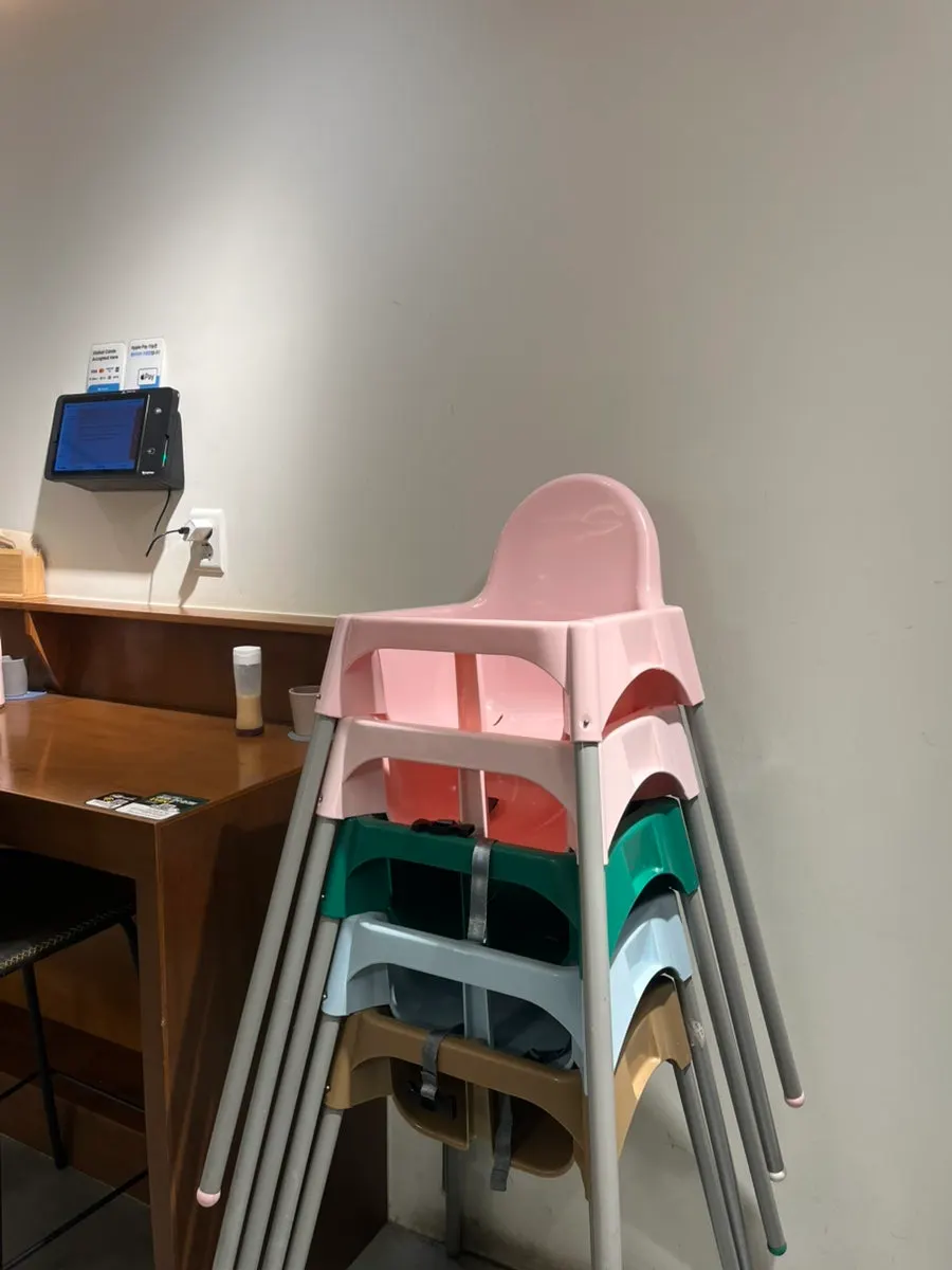 양쪽 입구가 있는 매장 공간