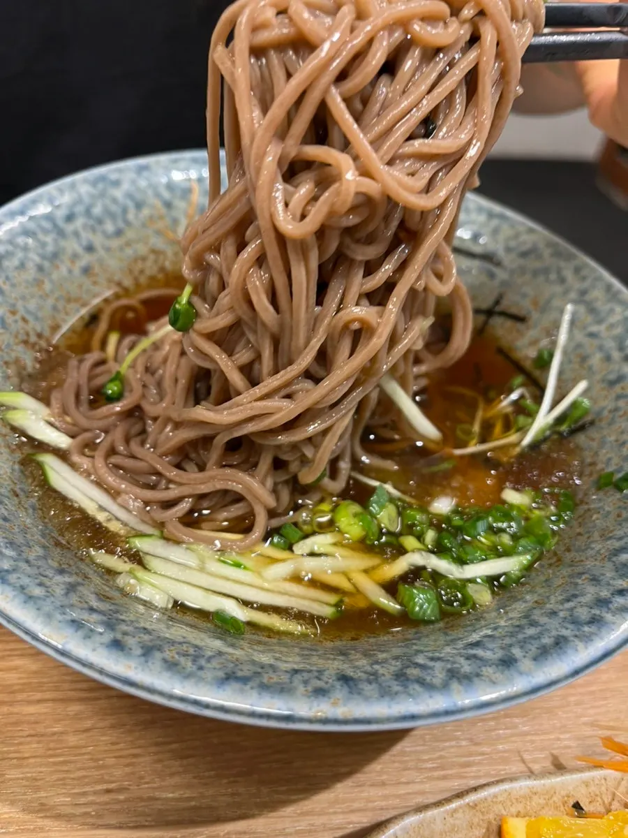 차가운 육수의 냉모밀
