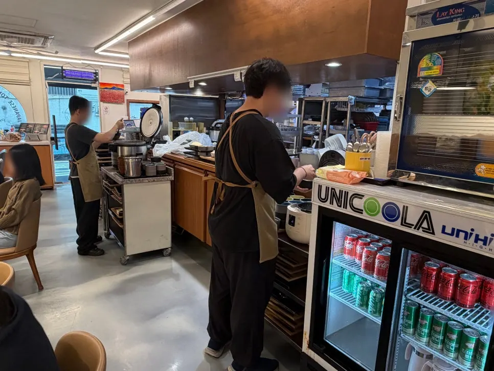 단체석과 테이블석이 있는 매장 좌석