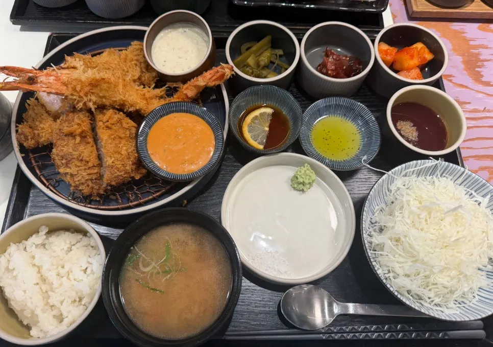 정갈하게 차려진 돈까스 정식 한상