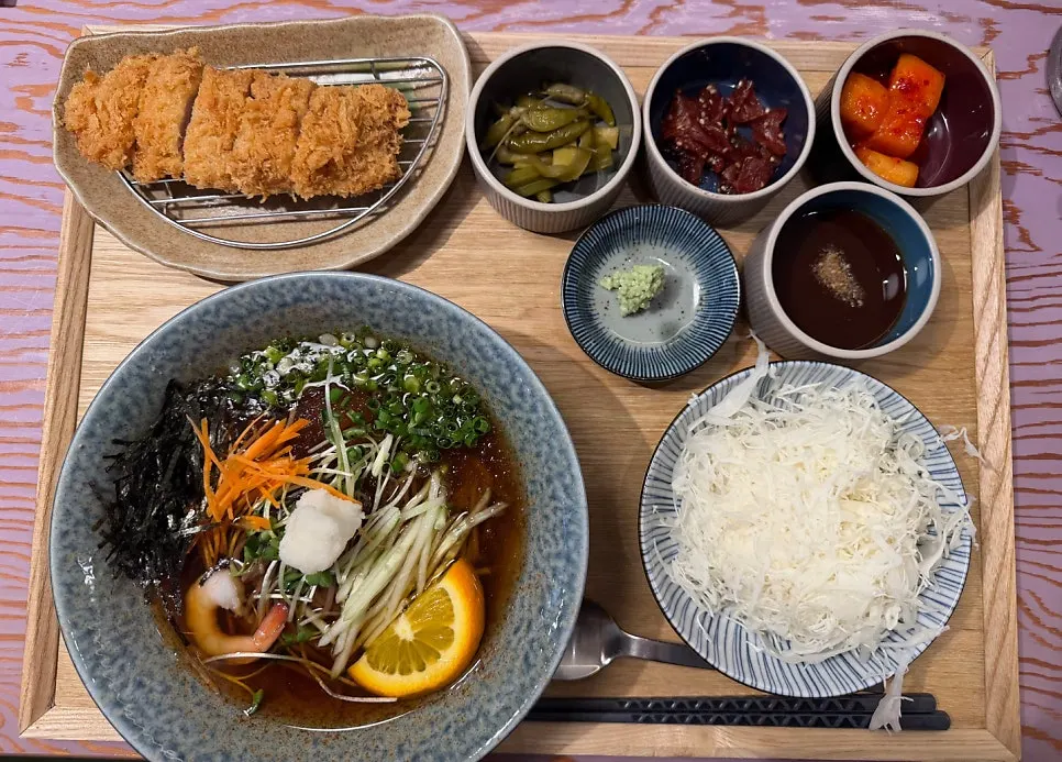 히레카츠와 밥이 함께 놓인 상차림