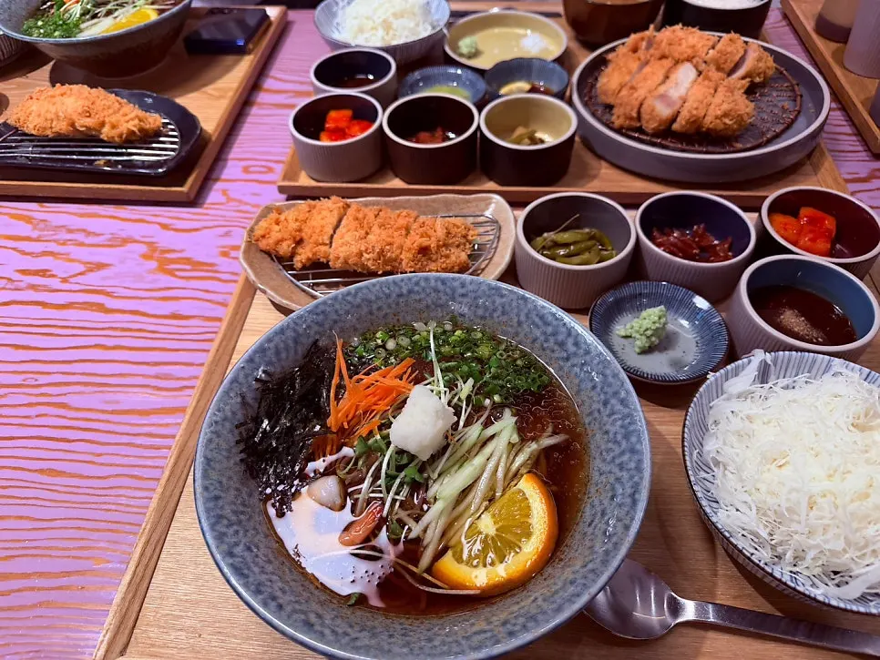 점심 회식 테이블에 놓인 돈까스 세트들