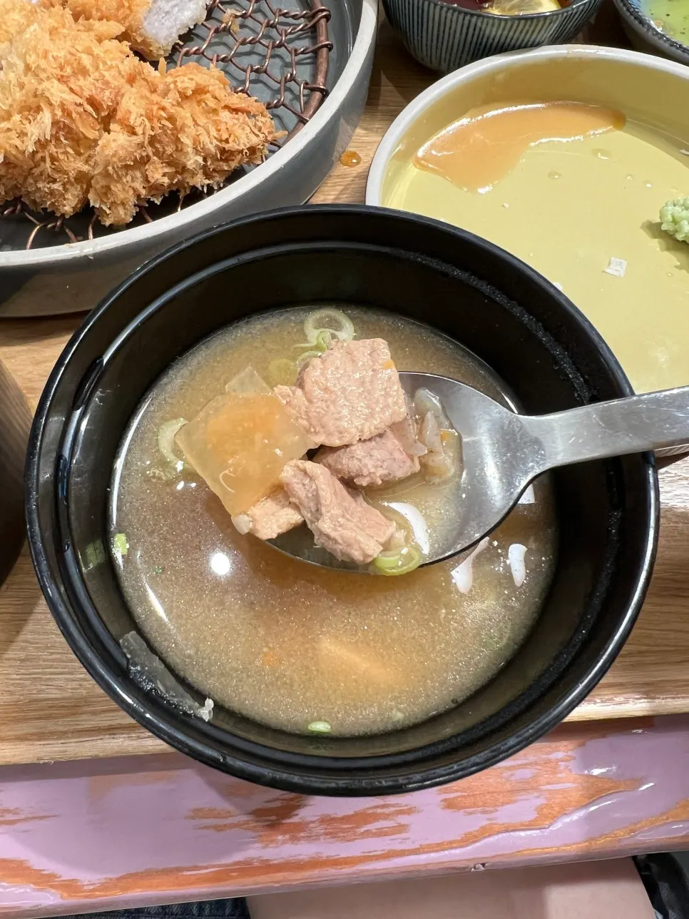 고기가 들어간 돈지루 국물