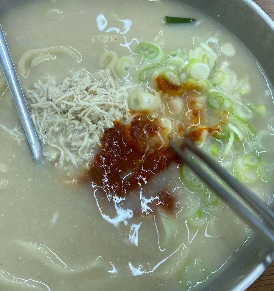 Close-up of the spicy chicken kalguksu topping