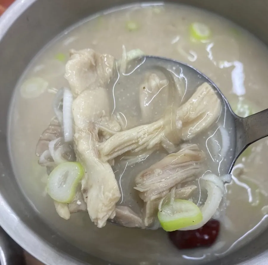 A bowl of dak gomtang eaten with rice