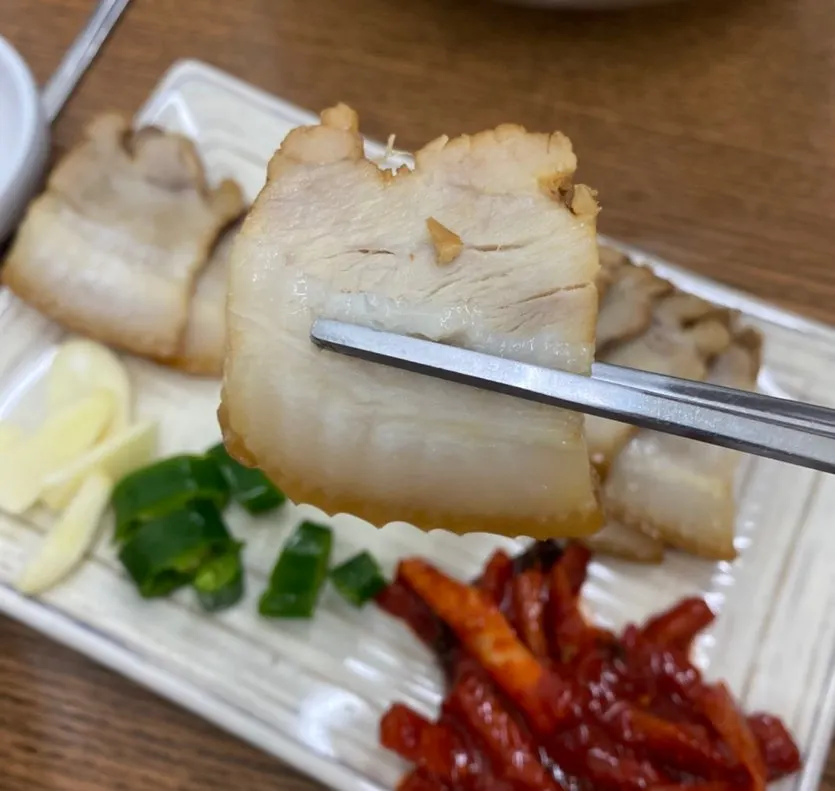 Single-serving suyuk with dried radish strips, garlic and chili