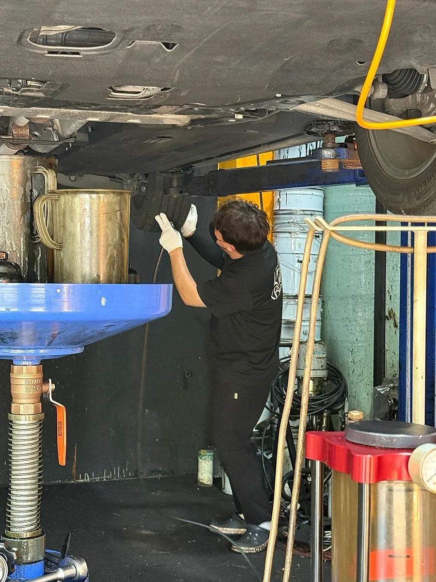 Checking the undercarriage and tire pressure