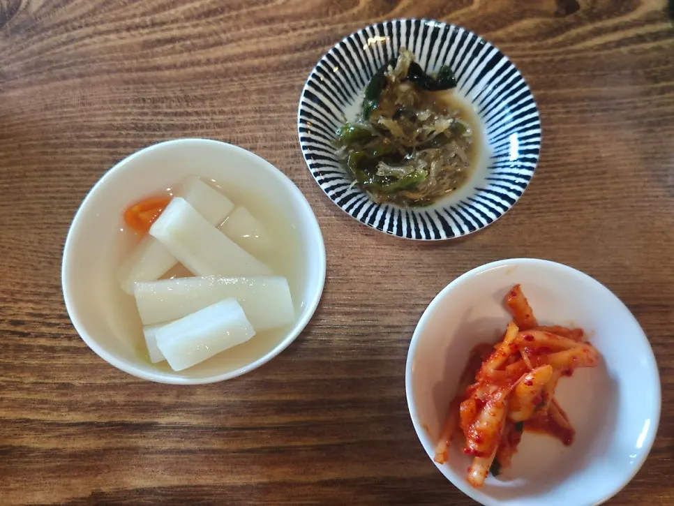 Octopus vegetable porridge served with basic side dishes