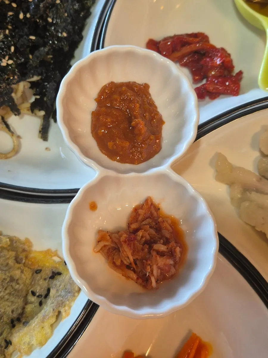 Pork jowl bossam with side dishes