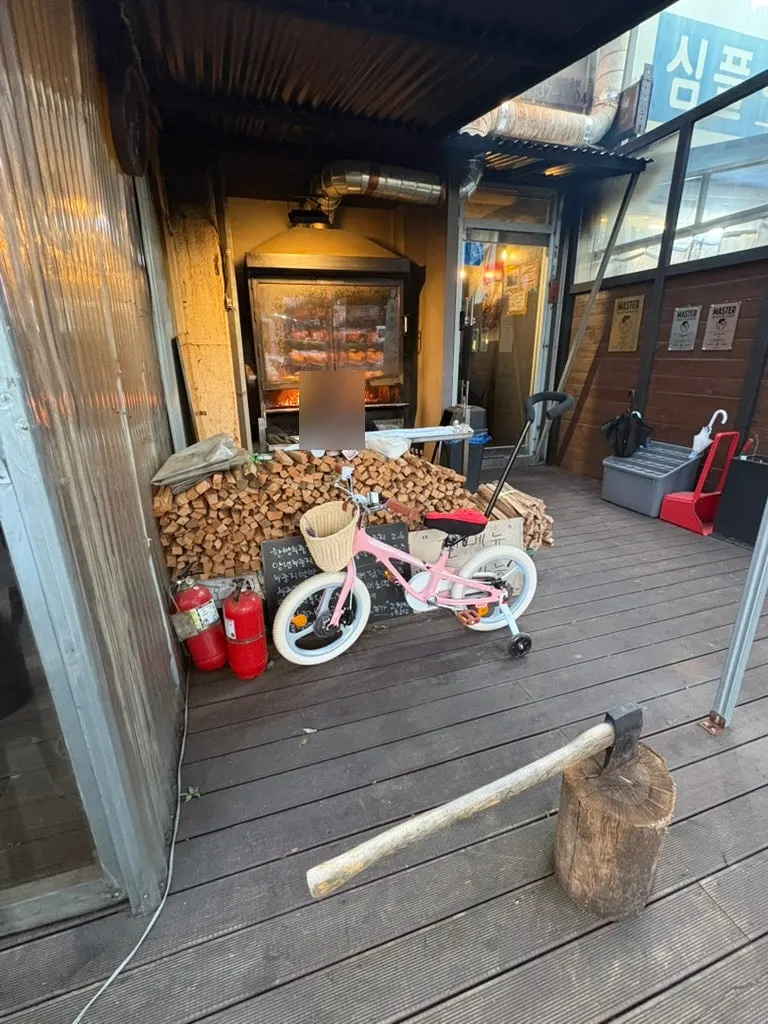 View around the entrance of Jangjakgun Main Branch
