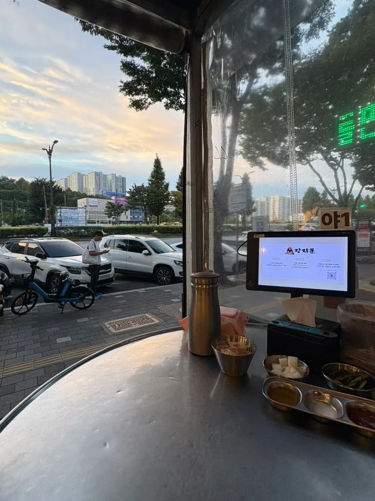 Friday evening queue at Jangjakgun