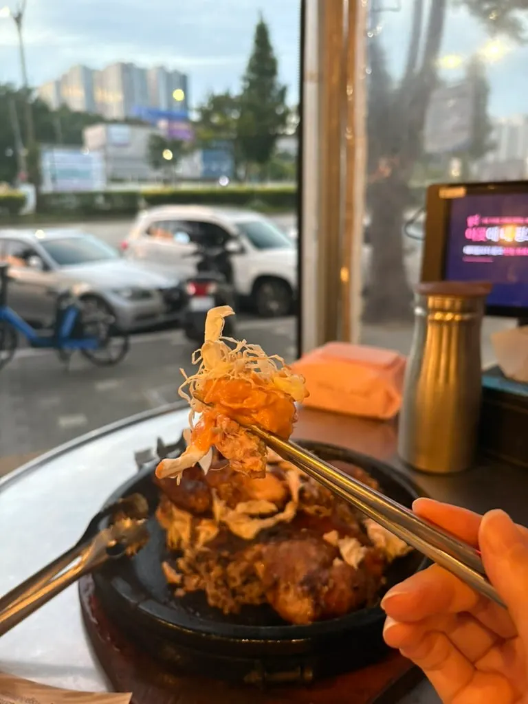 Moist scorched-rice whole chicken meat