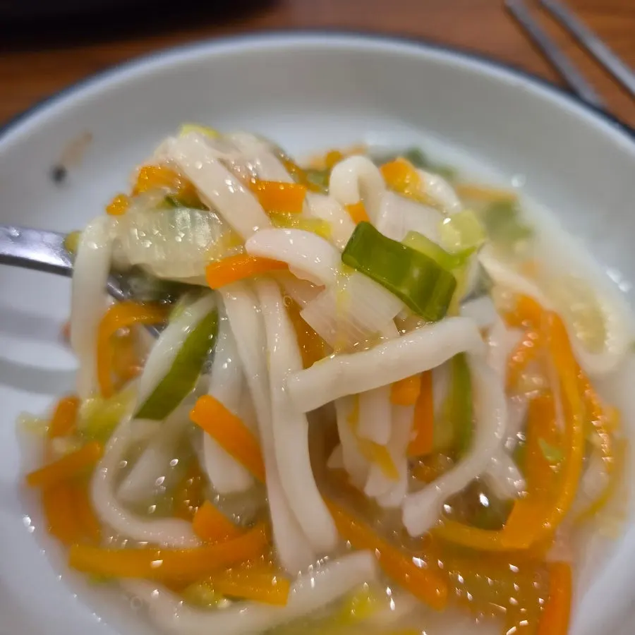 A bite of bossam topped with geotjeori kimchi