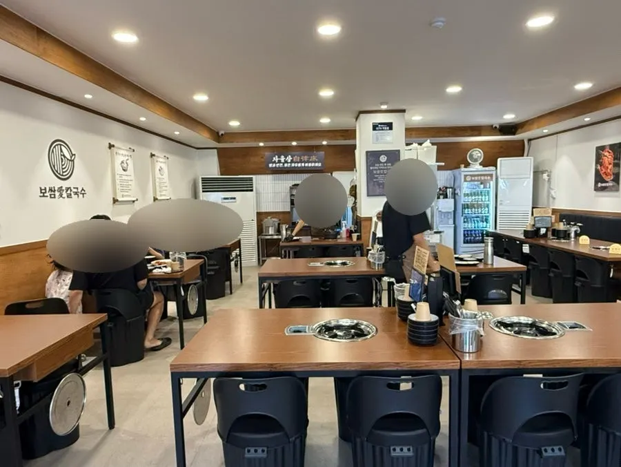 きれいに整った店内の座席