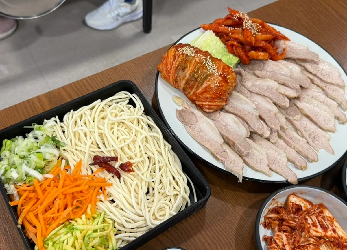 大根せん切りキムチとポッサムキムチなど基本の副菜