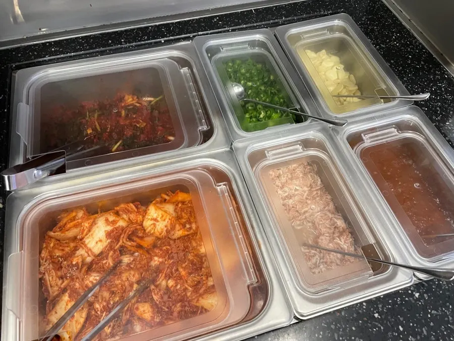 셀프바에 놓인 반찬 통