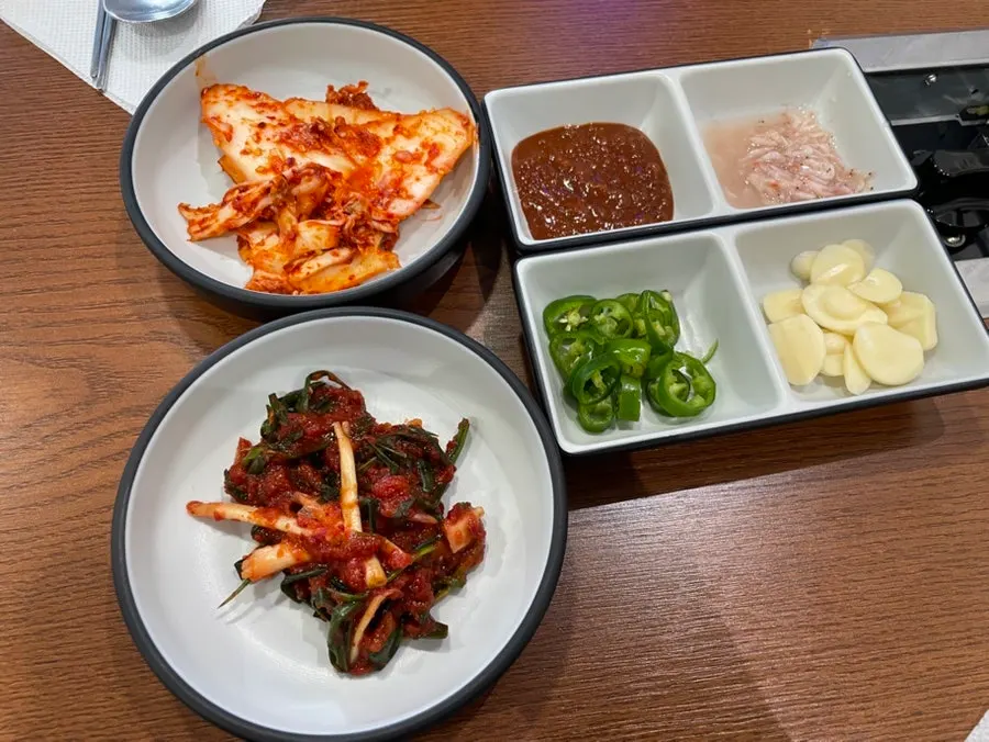 겉절이 파김치 마늘 쌈장 새우젓 기본 반찬 상차림
