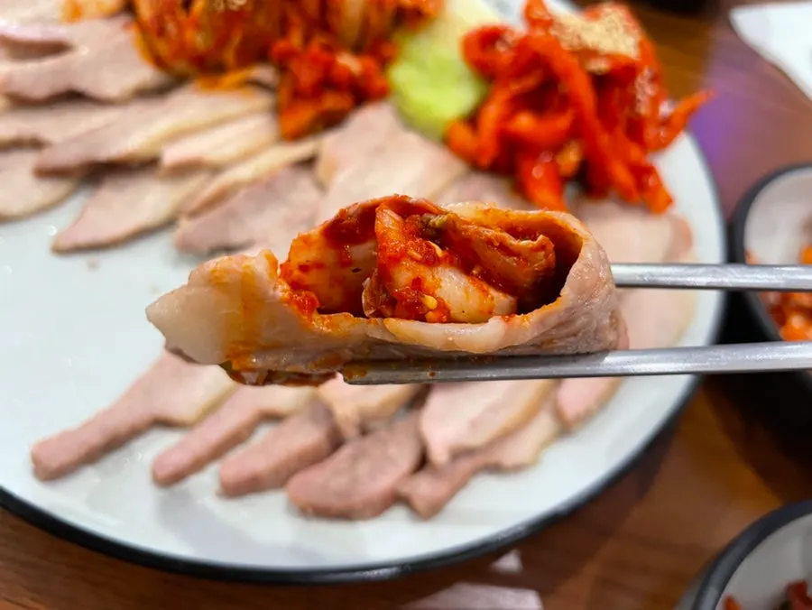 썰어 나온 가브리살 보쌈 고기 클로즈업