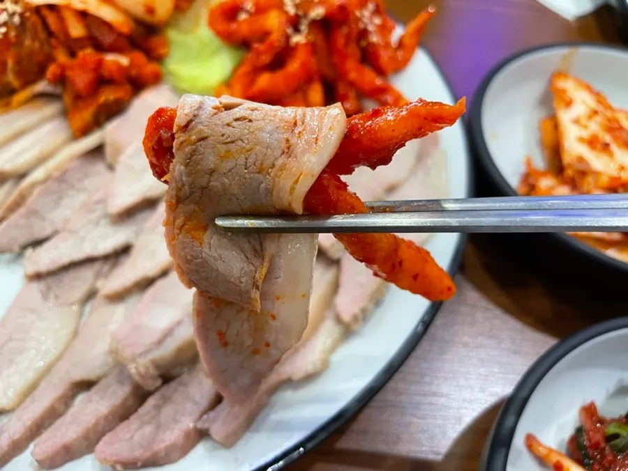 보쌈김치를 올린 가브리살 보쌈 한 점
