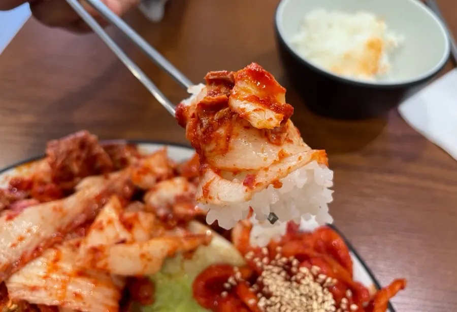 셀프바에서 퍼 온 흰밥과 보쌈김치