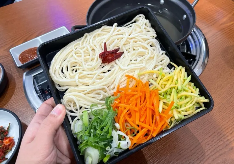 밥에 보쌈김치를 올려 싸먹는 모습