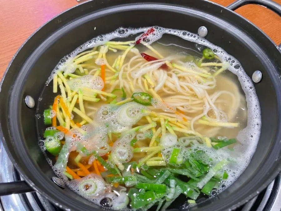 서비스로 나온 칼국수 재료와 육수 냄비