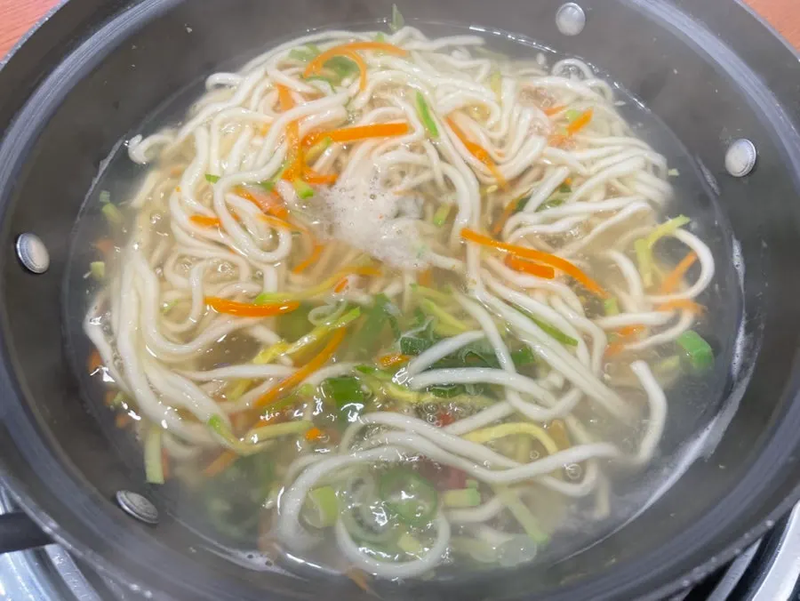 끓이기 전 칼국수 면과 고명