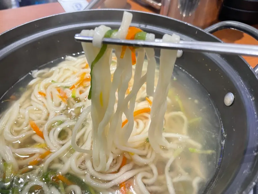 쫄깃한 칼국수 면발을 들어올린 모습